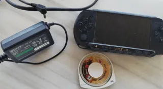 PSP Street E1004 + Juego UFC 2010 + Cargador