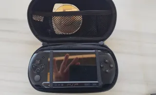 PSP Street E1004 + Juego UFC 2010 + Cargador