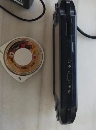 PSP Street E1004 + Juego UFC 2010 + Cargador