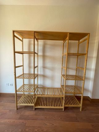 Estantería de bambú con baldas