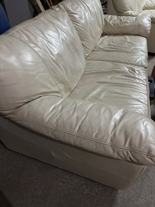 Conjunto de dos sofas de piel beige