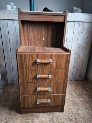 Mesita auxiliar vintage con cajones y luz