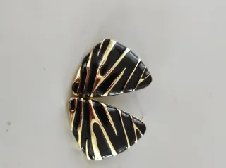 Orecchini oro e smalto nero effetto zebrato