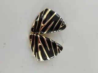 Orecchini oro e smalto nero effetto zebrato