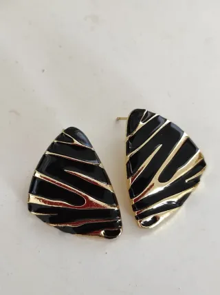 Orecchini oro e smalto nero effetto zebrato