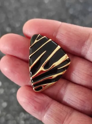 Orecchini oro e smalto nero effetto zebrato