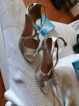Zapatos de tacón plateados talla 37