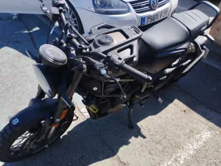 Husqvarna Svartpilen 125 Negra