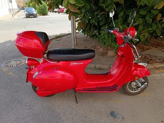 Moto Eléctrica Roja tipo VESPA Clasica