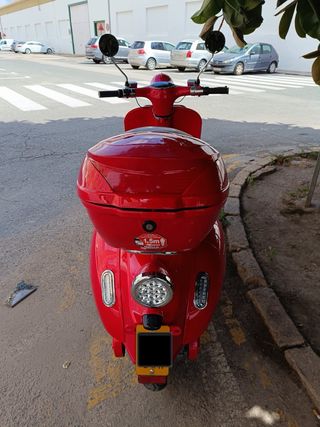 Moto Eléctrica Roja tipo VESPA Clasica