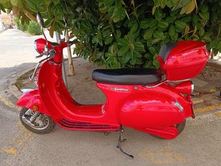 Moto Eléctrica Roja tipo VESPA Clasica
