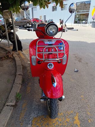Moto Eléctrica Roja tipo VESPA Clasica