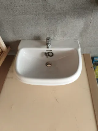 Lavabo con pie y grifo