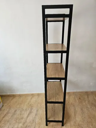 Estantería de metal y madera