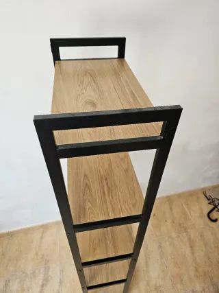 Estantería de metal y madera