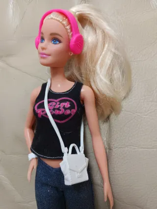 Bambola Barbie sportiva e alla moda