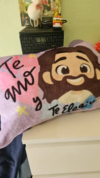 Cojín de peluche morado con diseño