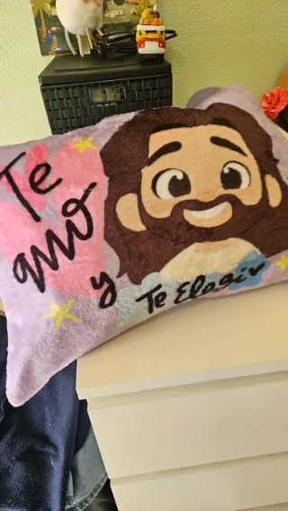 Cojín de peluche morado con diseño