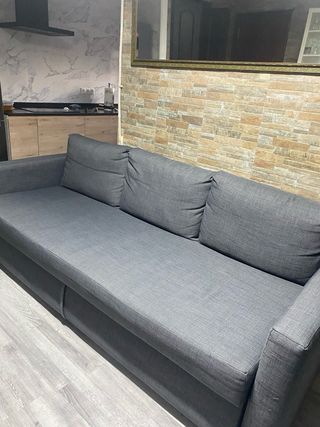 Sofá cama gris de tela