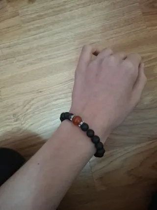 Pulsera de cuentas negra y naranja