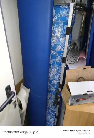 Sillón cheslong polipiel azul