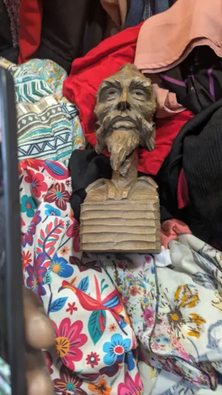 Cabeza tallada en madera