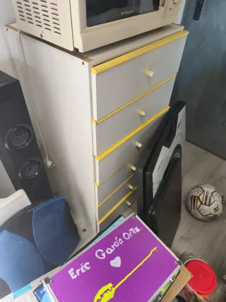 Cómoda blanca y amarilla