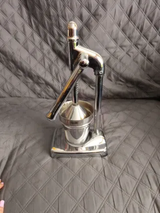 Exprimidor de diseño cromado