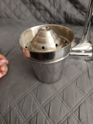 Exprimidor de diseño cromado