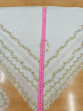 Manteleta bebé batista beige bord. oro y puntilla