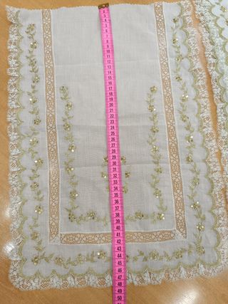 Manteleta bebé batista beige bord. oro y puntilla