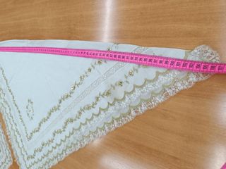 Manteleta bebé batista beige bord. oro y puntilla