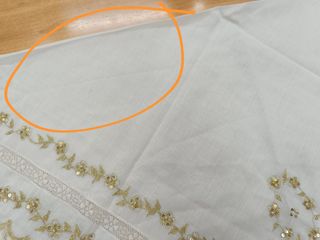 Manteleta bebé batista beige bord. oro y puntilla