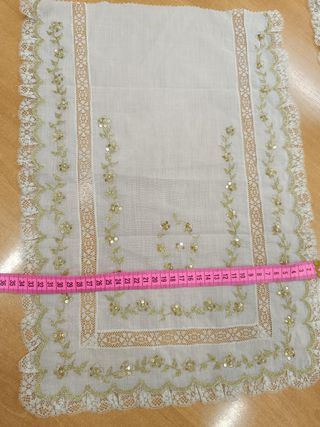 Manteleta bebé batista beige bord. oro y puntilla