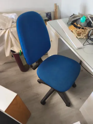 Silla de oficina azul y negra
