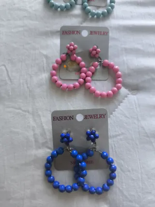 Pendientes de aro pequeño con bolitas