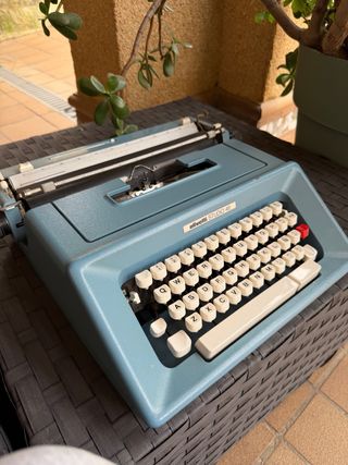 Máquina de escribir Olivetti Studio 46 azul