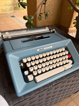 Máquina de escribir Olivetti Studio 46 azul