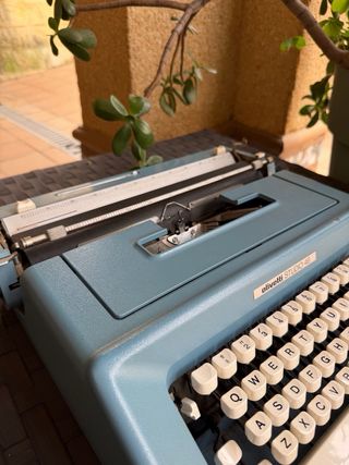 Máquina de escribir Olivetti Studio 46 azul