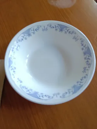 Platos y bol de cerámica diseño azul, de La Granja