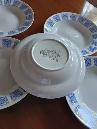 Platos y bol de cerámica diseño azul, de La Granja