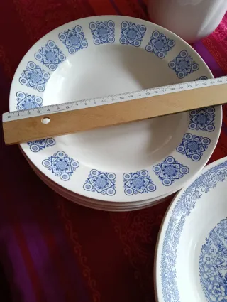 Platos y bol de cerámica diseño azul, de La Granja