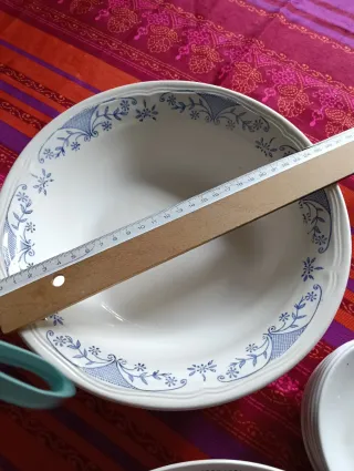 Platos y bol de cerámica diseño azul, de La Granja