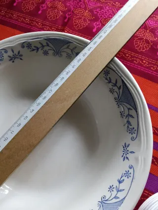 Platos y bol de cerámica diseño azul, de La Granja