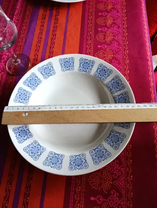 Platos y bol de cerámica diseño azul, de La Granja