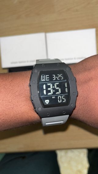 Reloj digital deportivo negro y gris – Diseño mode