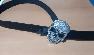 Cinturón de piel con calavera plateada