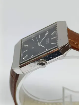 Reloj Orient Quartz estilo Tank