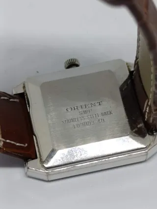 Reloj Orient Quartz estilo Tank