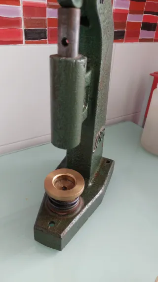 Máquina para forrar botones y ojetes